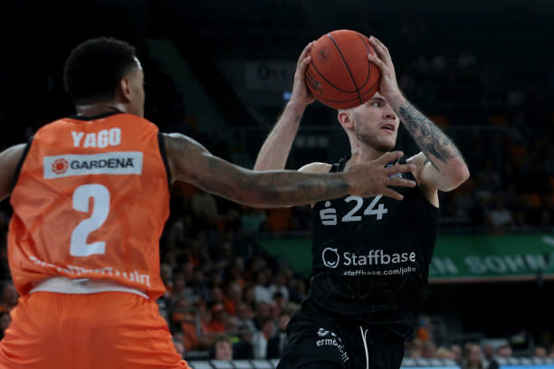 打进一球并 打进一球并